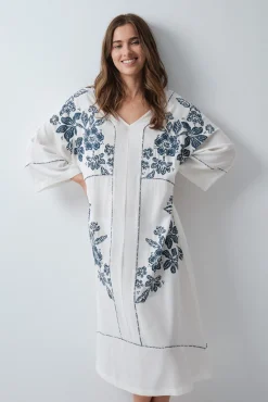 Vestido caftã em viscose estampado floral branco
