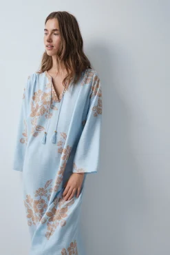 Vestido caftã em viscose estampado floral azul