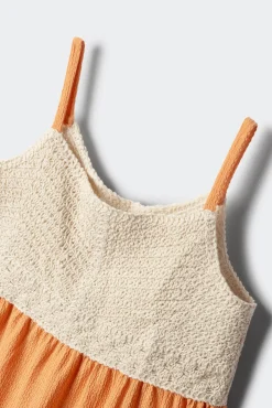 Vestido com detalhes em crochet para menina