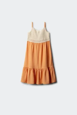 Vestido com detalhes em crochet para menina