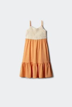 Vestido com detalhes em crochet para menina