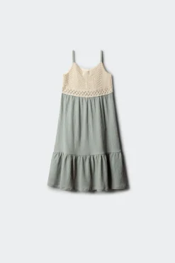Vestido com detalhes em crochet para menina