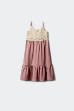 Vestido com detalhes em crochet para menina
