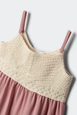 Vestido com detalhes em crochet para menina