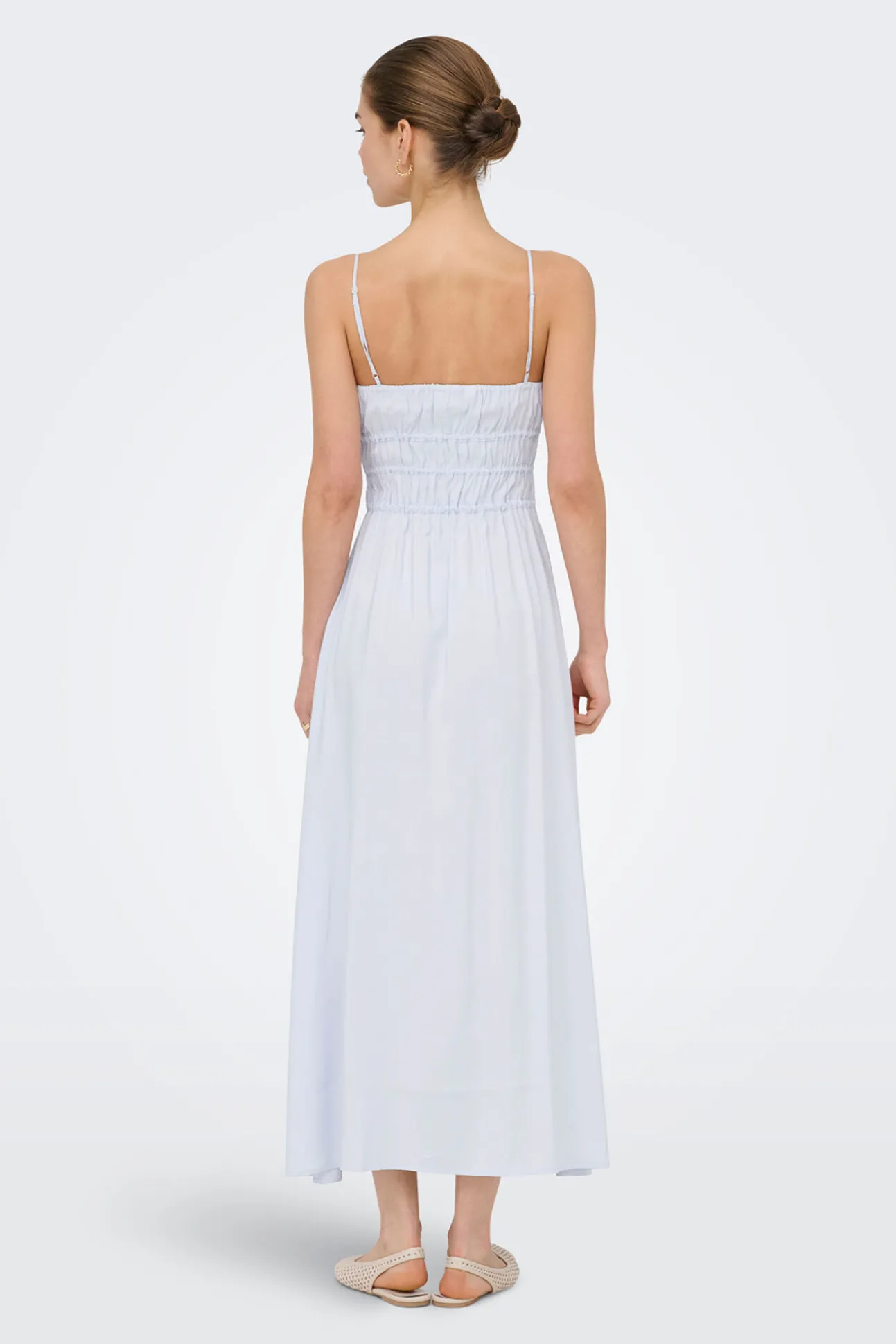 Vestido comprido com detalhes franzidos