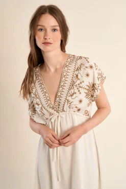 Vestido comprido de manga curta com detalhes bordados