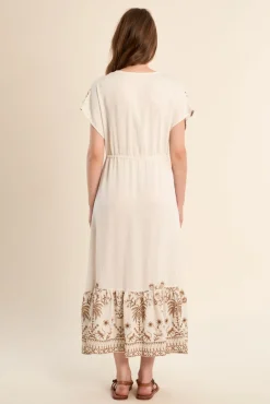 Vestido comprido de manga curta com detalhes bordados