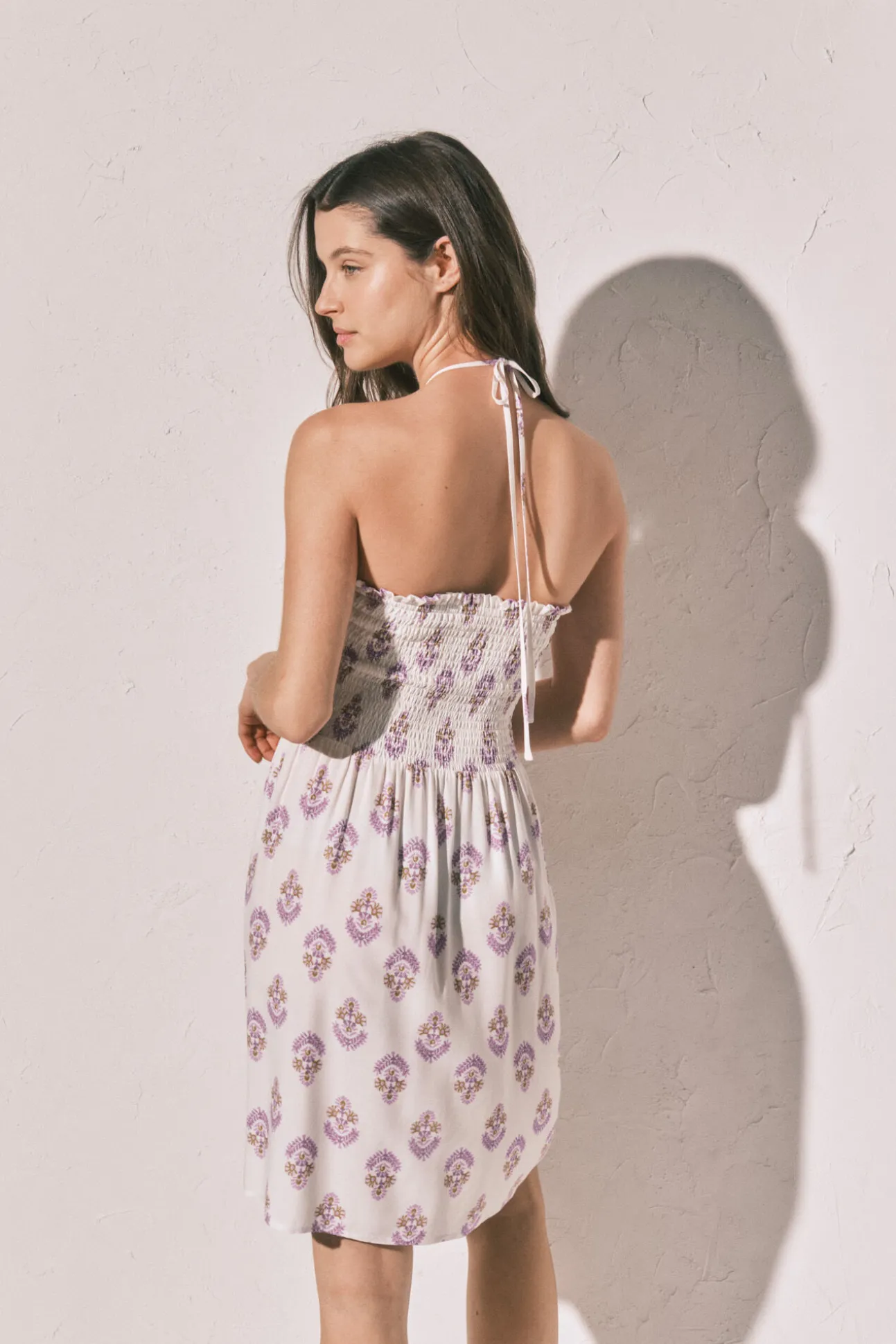 Vestido curto com decote smock estampado