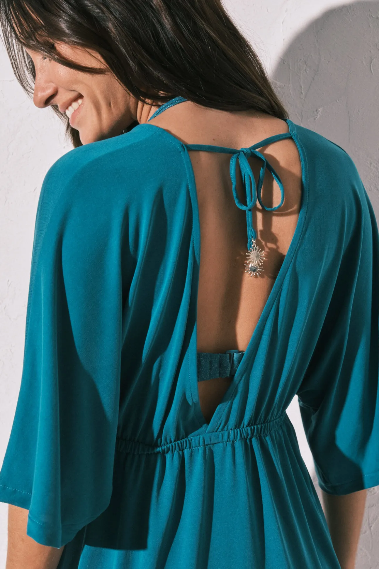 Vestido curto cut-out em malha azul
