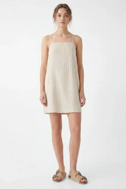 Vestido curto de linho com alças