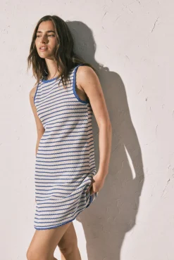 Vestido curto em crochet de riscas