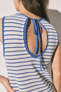 Vestido curto em crochet de riscas