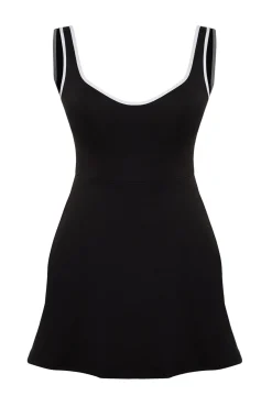 Vestido esportivo preto para tênis com calças e detalhes de vivo