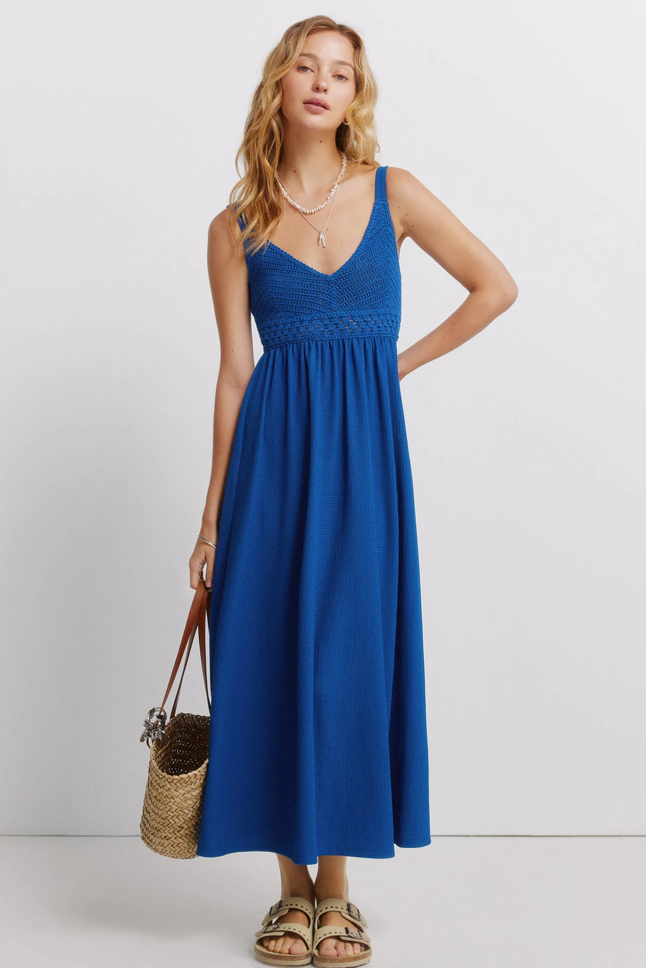Vestido midi de alças em crochet