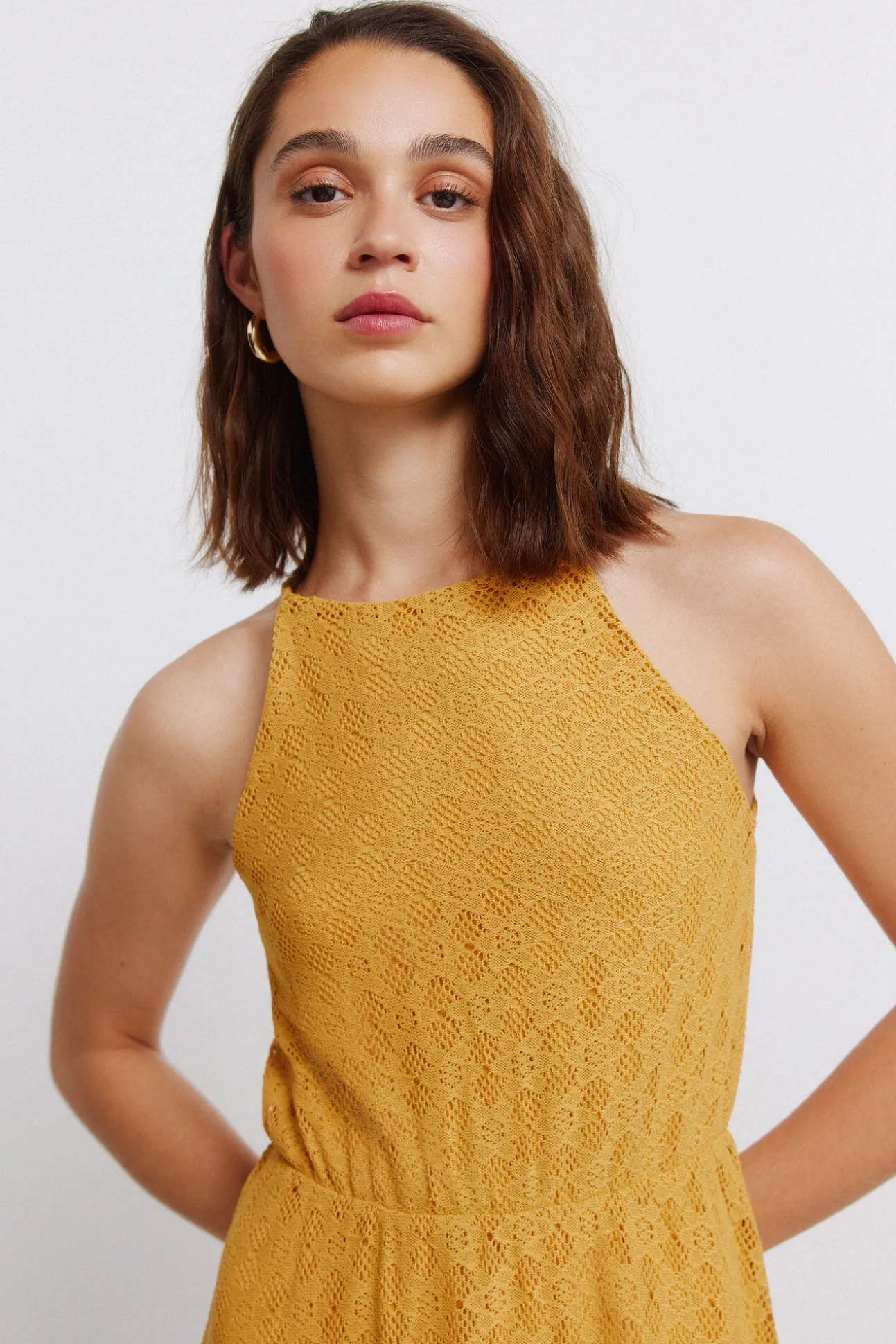 Vestido midi halter bordado